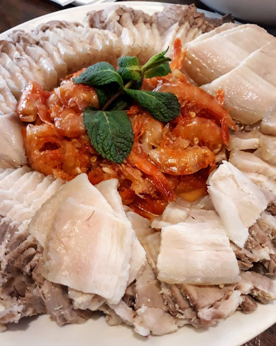  Tôm chua: Món ăn có thể tìm thấy ở các siêu thị và nhiều vùng miền, song ngon trứ danh lại phải kể đến tôm chua xứ Huế. Mọi dịp lễ, tết, người dân xứ Huế thường ăn tôm chua kèm cơm nóng, các loại gỏi cuốn hoặc chấm thịt heo luộc thái mỏng. Ảnh: Deatranggeum, Món ăn ngon.