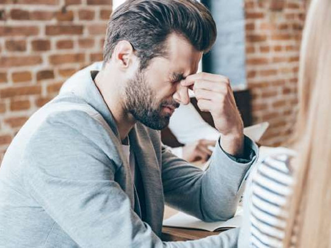  Mất thị lực đột ngột kèm theo cơn đau mắt dữ dội, nhạy cảm với ánh sáng là dấu hiệu của bong võng mạc hoặc tăng nhãn áp gây ra