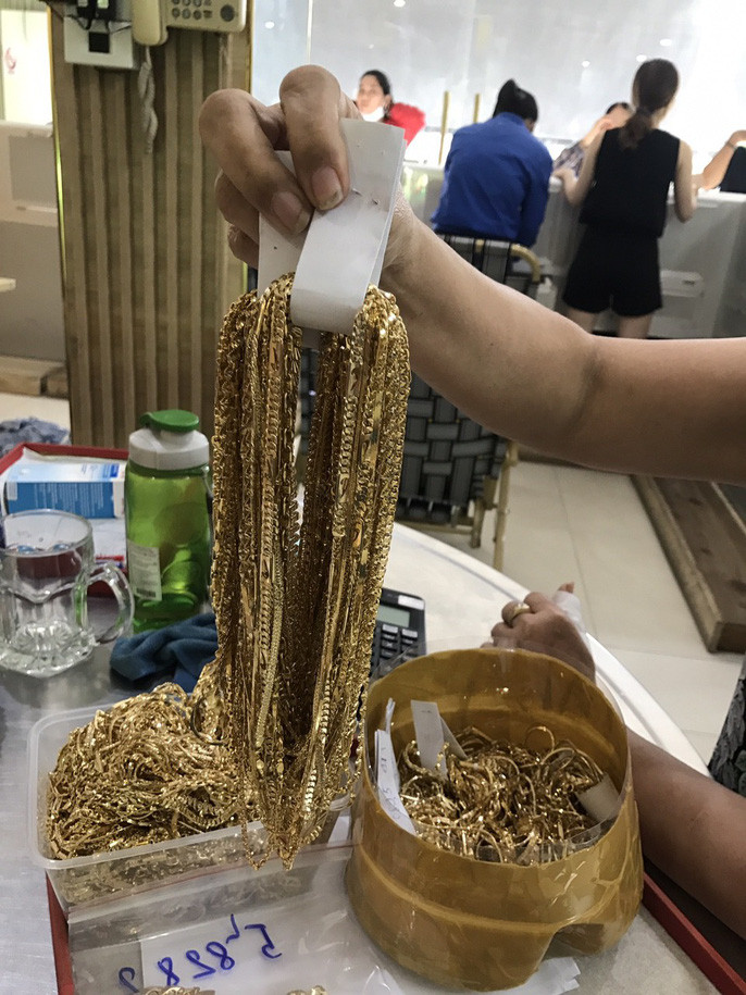 Số vàng mà 2 người khai nhặt được rồi đưa đi bán Số vàng mà 2 người khai nhặt được rồi đưa đi bán