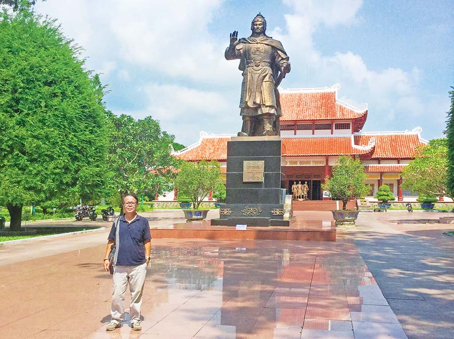 Tác giả chụp ảnh lưu niệm tại Bảo tàng Quang Trung (huyện Tây Sơn, tỉnh Bình Định). Ảnh: H.L.V Tác giả chụp ảnh lưu niệm tại Bảo tàng Quang Trung (huyện Tây Sơn, tỉnh Bình Định). Ảnh: H.L.V