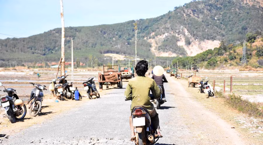 Người dân lưu thông khó khăn. Ảnh: Hà Phương