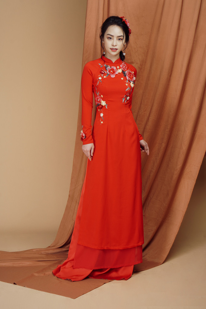 Những mẫu áo dài thêu và đính hoa 3D được chế tác dựa trên cảm hứng đến từ dư vị ngọt ngào kèm sự cuồng nhiệt, cháy bỏng xen lẫn một chút đắng của tình yêu lứa đôi. Những mẫu áo dài thêu và đính hoa 3D được chế tác dựa trên cảm hứng đến từ dư vị ngọt ngào kèm sự cuồng nhiệt, cháy bỏng xen lẫn một chút đắng của tình yêu lứa đôi.