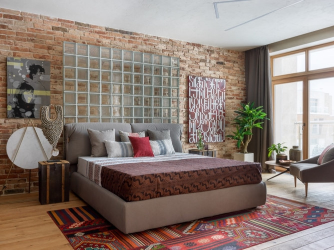 Không gian phòng ngủ trở nên nhẹ nhàng nhờ phối hợp màu sắc sặc sỡ.