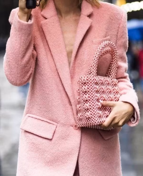  Ở mùa hè 2018, các mẫu túi kết hạt thủ công thực sự tạo nên 'cơn sốt'. Bước vào mùa thời trang mới, chúng vẫn là thứ được nhiều tín đồ thời trang săn lùng.