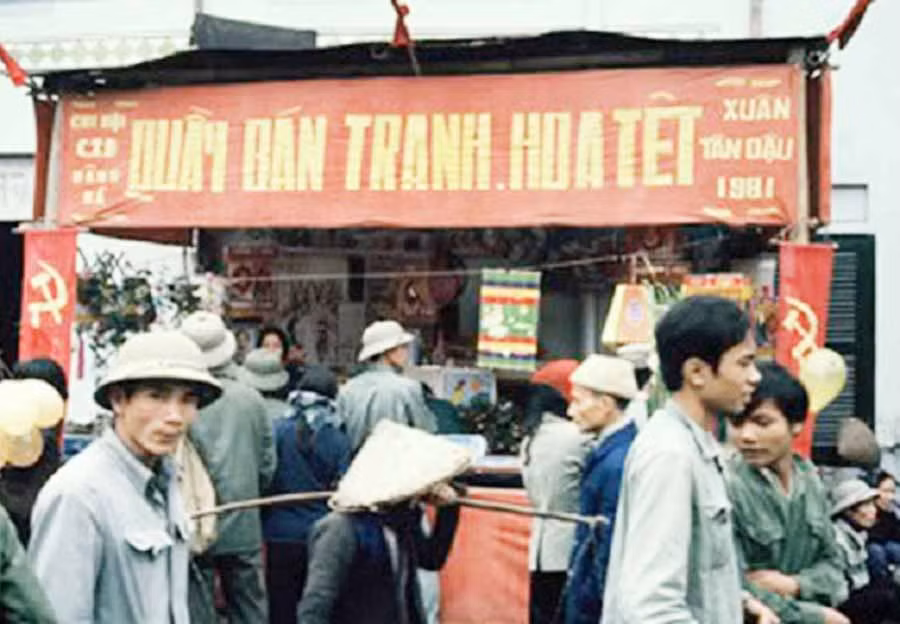  Quầy bán tranh, hoa Tết thời bao cấp. Ảnh: K.N.B