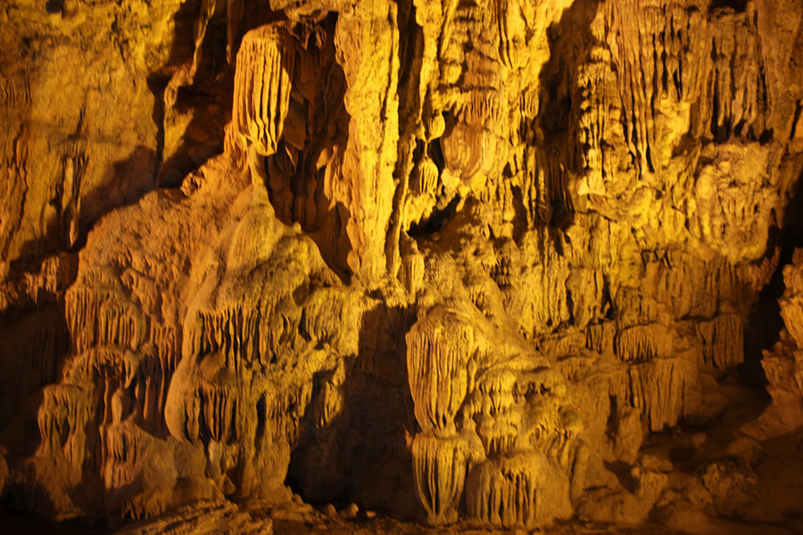  Thạch nhũ với nhiều hình thù kỳ lạ bên trong động Ngườm Ngao