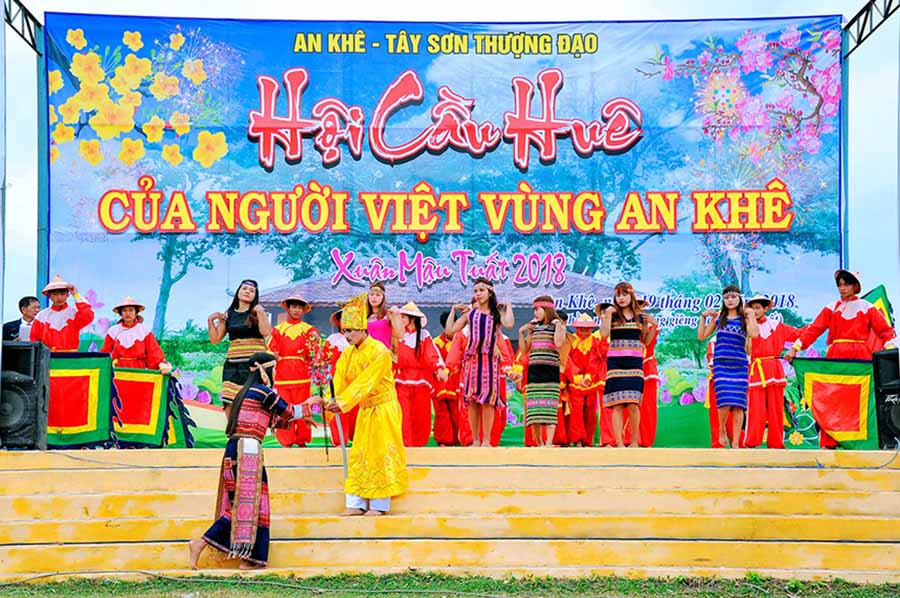  Một tiết mục văn nghệ tại lễ hội cầu huê năm 2018. Ảnh: H.M