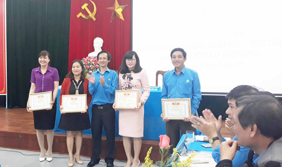 Chủ tịch Công đoàn Viên chức tỉnh Võ Hữu Hải trao Giấy khen công nhận CĐCS vững mạnh và Giấy khen chuyên đề “Giỏi việc nước, đảm việc nhà” cho các đơn vị. Ảnh: Bội Ngọc Chủ tịch Công đoàn Viên chức tỉnh Võ Hữu Hải trao Giấy khen công nhận CĐCS vững mạnh và Giấy khen chuyên đề “Giỏi việc nước, đảm việc nhà” cho các đơn vị. Ảnh: Bội Ngọc