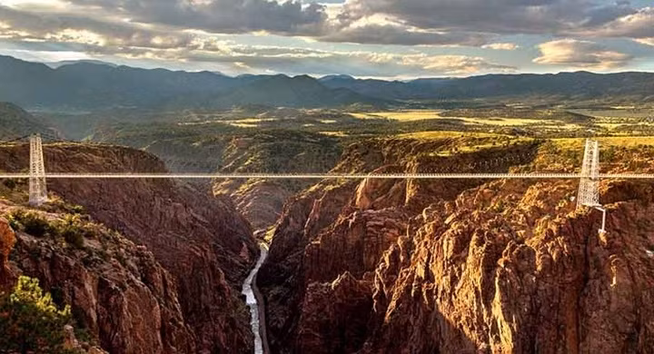  Cầu Royal Gorge, Colorado, Mỹ - Cây cầu cao nhất nước Mỹ này có một lịch sử thú vị. Được xây dựng năm 1929, nhưng phải đến 50 năm sau cây cầu mới có dây cáp cố định. Cầu Royal Gorge hiện là một địa điểm thu hút du khách và để dạo bước trên cây cầu này bạn phải thực sự dũng cảm.