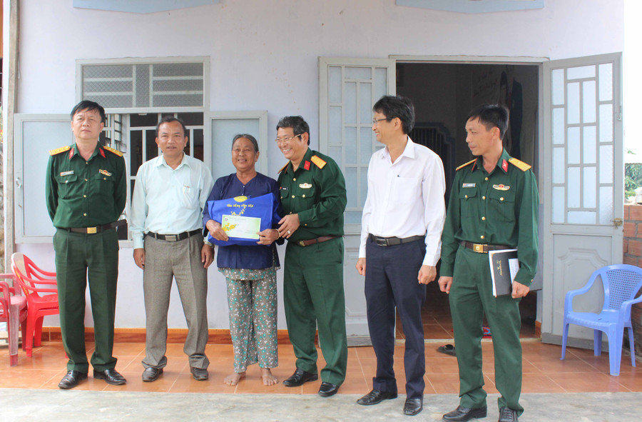 Thăm chúc Tết gia đình thương binh Nguyễn Thị Thêu, xã Chư Gu, huyện Krông Pa. Ảnh: Nguyễn Diệp