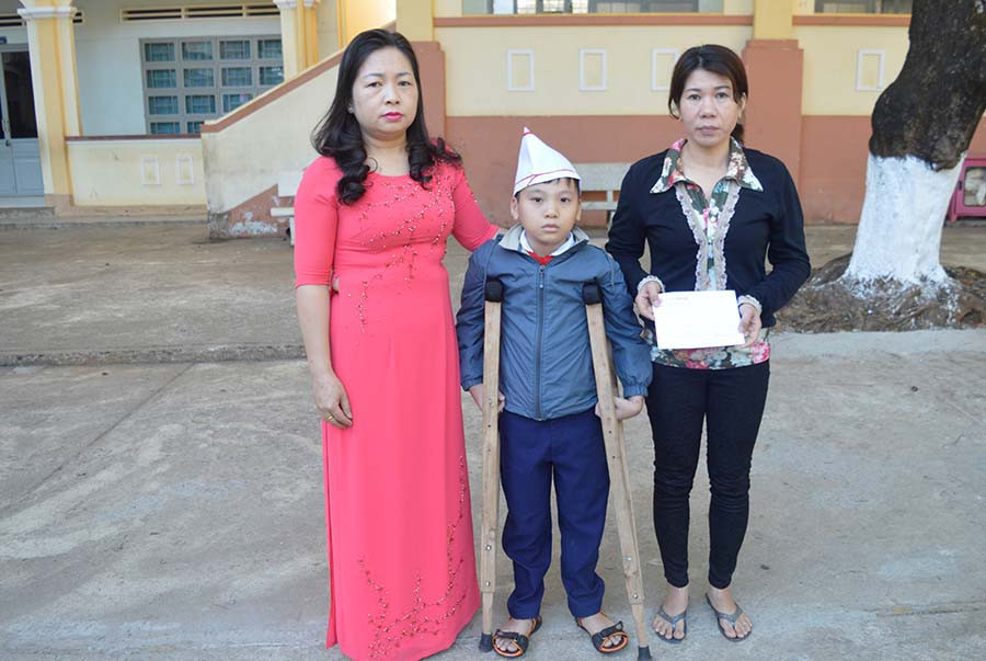Em Trần Trung Hiếu nhận tiền hỗ trợ của Báo Gia Lai và các Mạnh Thường Quân. Ảnh: Đ.Y  Em Trần Trung Hiếu nhận tiền hỗ trợ của Báo Gia Lai và các Mạnh Thường Quân. Ảnh: Đ.Y