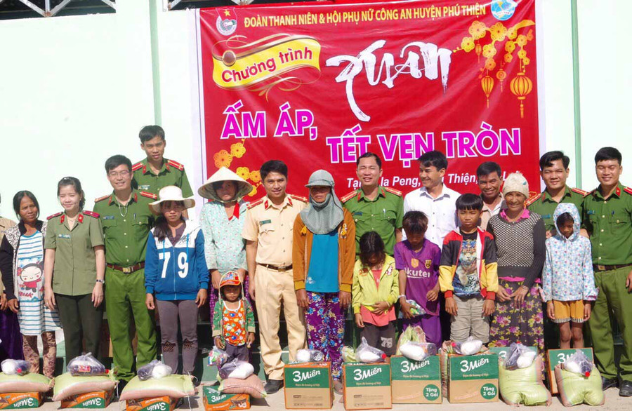 40 suất quà đã được trao đến tay các hộ gia đình khó khăn. Ảnh: Văn Ngọc