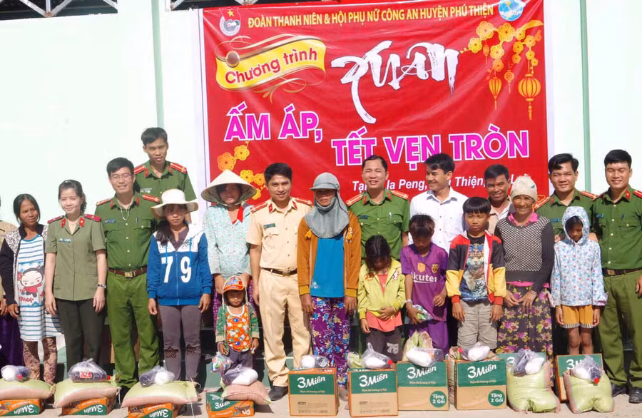 40 suất quà đã được trao đến tay các hộ gia đình khó khăn. Ảnh: Văn Ngọc