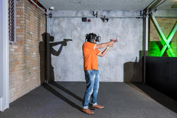 Trong trung tâm mua sắm City Walk, thuộc khu liên hợp giải trí Dubailand, có nhiều trò chơi tương tác. Trong ảnh, một người đàn ông đeo kính thực tế ảo đang nhập vai vào trò bắn zombie.