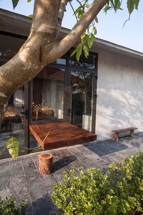 Ngôi nhà sử dụng nhiều vật liệu đặc biệt, được đặt làm riêng nên chi phí cao hơn những ngôi nhà thông thường. Không tiết lộ con số chênh lệch cụ thể nhưng gia chủ cho rằng nó hoàn toàn xứng đáng với tính bền vững và tiết kiệm năng lượng của công trình. Ngôi nhà sử dụng nhiều vật liệu đặc biệt, được đặt làm riêng nên chi phí cao hơn những ngôi nhà thông thường. Không tiết lộ con số chênh lệch cụ thể nhưng gia chủ cho rằng nó hoàn toàn xứng đáng với tính bền vững và tiết kiệm năng lượng của công trình.