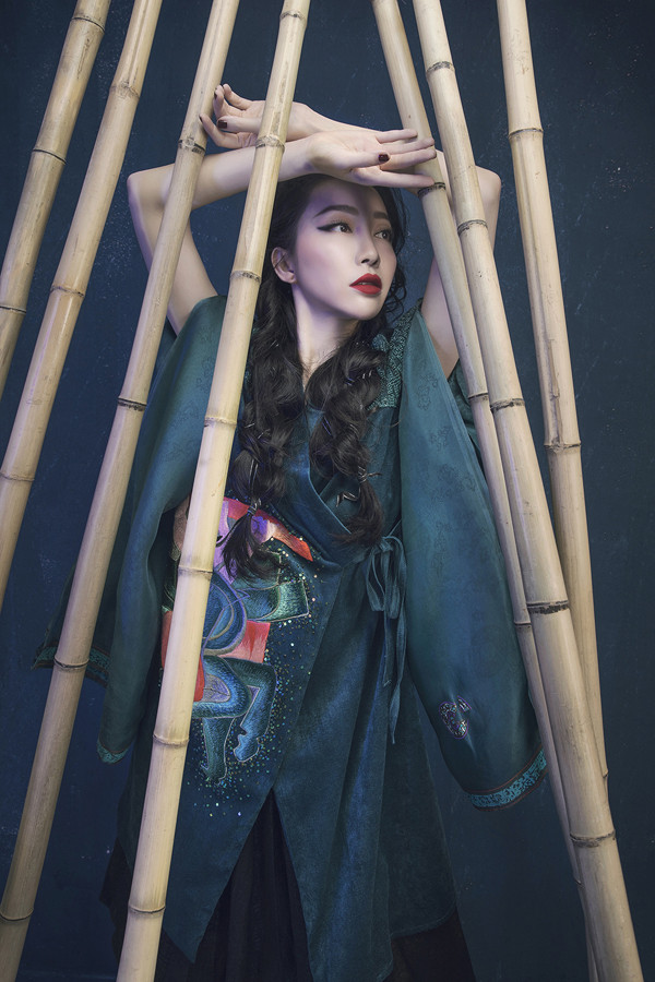 Khi thực hiện bộ sưu tập 'Thánh Gióng' trên chất liệu thổ cẩm, NTK Việt Hà đã nghĩ ngay đến việc mời NSƯT Linh Nga làm mẫu. Khi thực hiện bộ sưu tập 'Thánh Gióng' trên chất liệu thổ cẩm, NTK Việt Hà đã nghĩ ngay đến việc mời NSƯT Linh Nga làm mẫu.