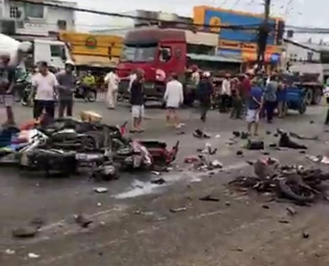 Hàng loạt xe máy bị nghiền nát. Ảnh: fb Nguyễn Công Nguyên.