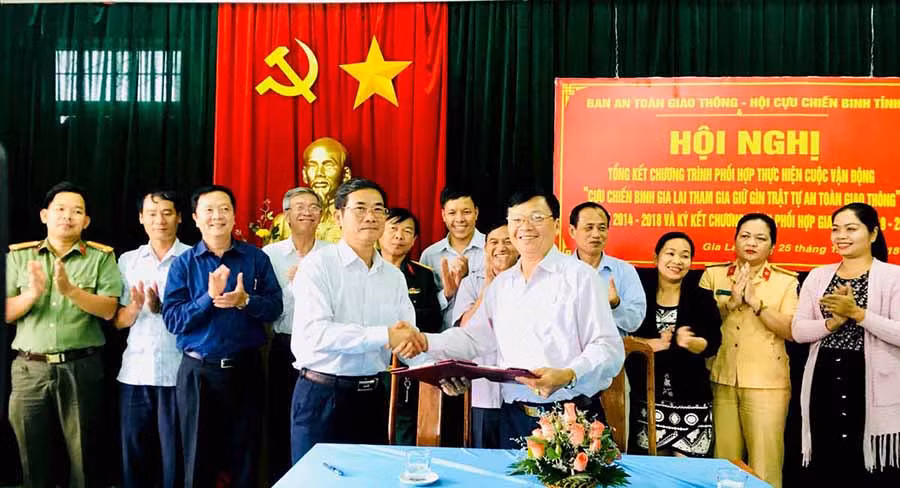  Ký kết chương trình phối hợp “Cựu chiến binh tham gia giữ gìn trật tự an toàn giao thông” giai đoạn 2019-2023 giữa Ban An toàn Giao thông và Hội Cựu chiến binh tỉnh. Ảnh:internet