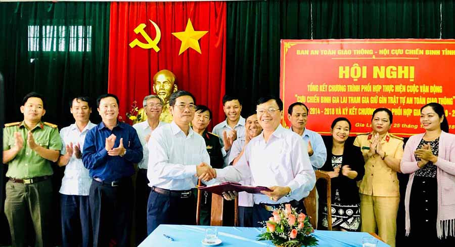  Ký kết chương trình phối hợp “Cựu chiến binh tham gia giữ gìn trật tự an toàn giao thông” giai đoạn 2019-2023 giữa Ban An toàn Giao thông và Hội Cựu chiến binh tỉnh. Ảnh:internet