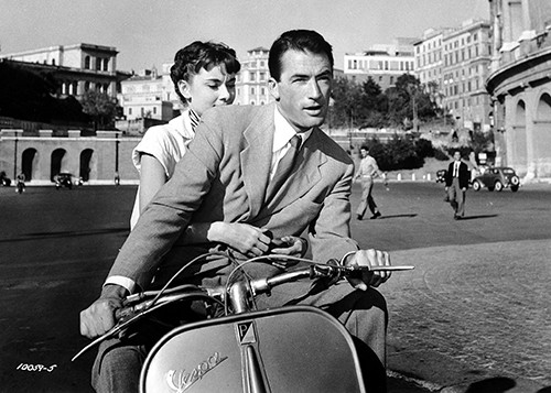 Vespa là biểu tượng cho sự lãng mạn tại Italy. Vespa là biểu tượng cho sự lãng mạn tại Italy.