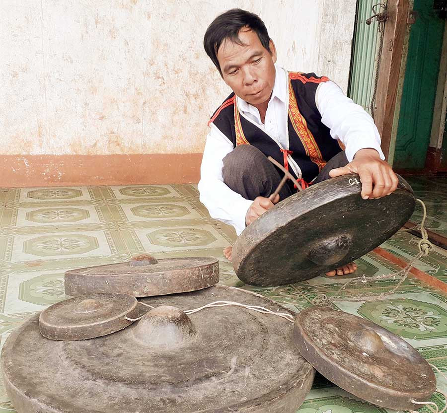  Thầy Siu Bóp đang chỉnh lại âm thanh cho bộ cồng chiêng của gia đình. Ảnh: L.T