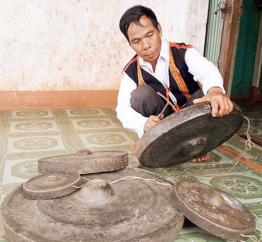  Thầy Siu Bóp đang chỉnh lại âm thanh cho bộ cồng chiêng của gia đình. Ảnh: L.T