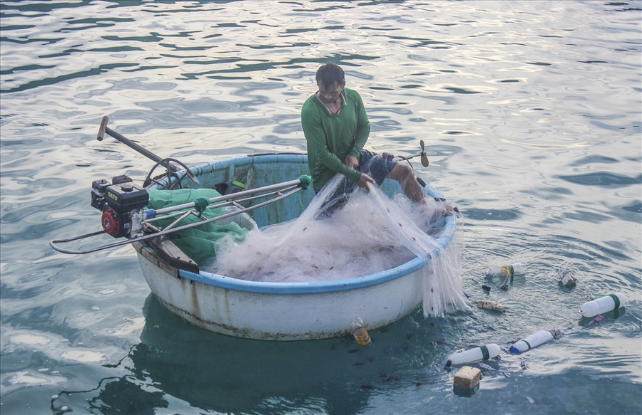 Người dân trên đảo chủ yếu sống bằng nghề nghề đánh bắt hải sản. Người dân trên đảo chủ yếu sống bằng nghề nghề đánh bắt hải sản.