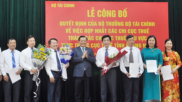 Bộ trưởng Tài chính Đinh Tiến Dũng chúc mừng các lãnh đạo chi cục thuế Quảng Ninh, khi tỉnh đi đầu cả nước hợp nhất 7 chi cục thuế. Ảnh: VGP Bộ trưởng Tài chính Đinh Tiến Dũng chúc mừng các lãnh đạo chi cục thuế Quảng Ninh, khi tỉnh đi đầu cả nước hợp nhất 7 chi cục thuế. Ảnh: VGP