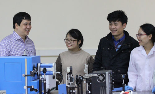  PGS Phạm Thành Huy (ngoài cùng bìa trái) trao đổi cùng các nghiên cứu trẻ. Ảnh: NVCC.