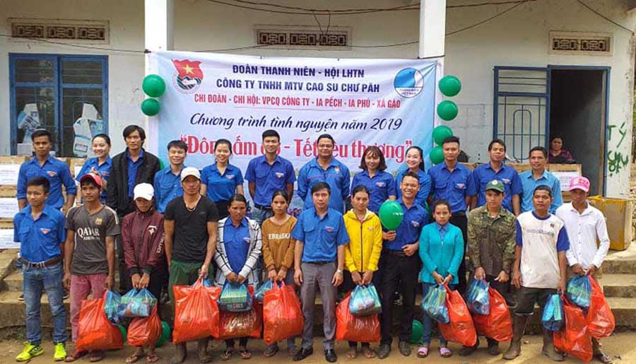  Mỗi năm, Đoàn thanh niên Công ty tổ chức 7 đến 10 chuyến đi tặng quà cho ĐVTN có hoàn cảnh khó khăn. Ảnh: H.T
