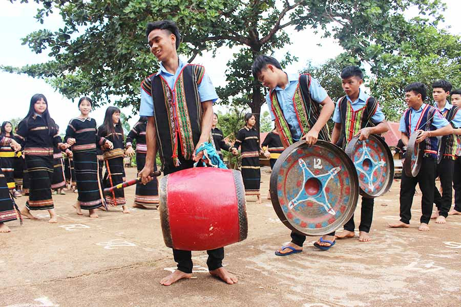  Học sinh Trường THCS Dân tộc Nội trú huyện Đức Cơ rất hào hứng khi được chơi cồng chiêng. Ảnh: N.G