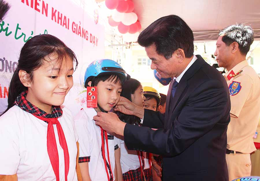  Đội mũ bảo hiểm là quy định bắt buộc khi học sinh tham gia giao thông bằng xe máy, xe đạp điện. Ảnh: N.G