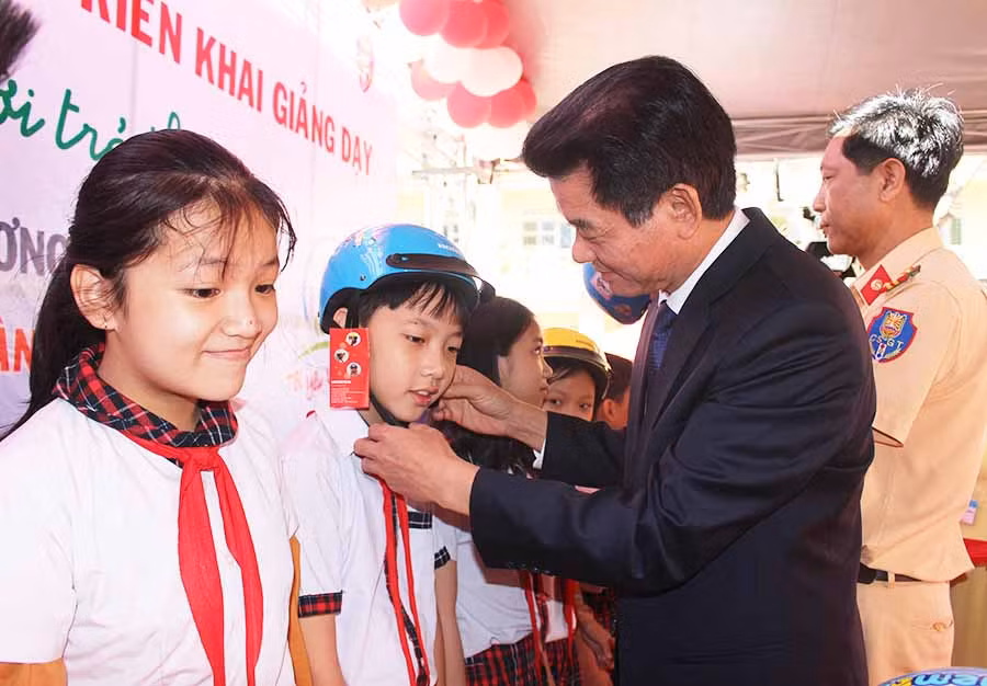  Đội mũ bảo hiểm là quy định bắt buộc khi học sinh tham gia giao thông bằng xe máy, xe đạp điện. Ảnh: N.G