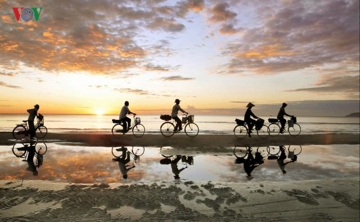  Du lịch biển đảo là lợi thế của Thanh Hóa, nổi tiếng với bờ biển đẹp, nước trong xanh, thiên nhiên thơ mộng. Du khách hãy khám phá biển Sầm Sơn (TP Sầm Sơn); Biển Hải Tiến (huyện Hoằng Hóa), Biển Hải Hòa và Bán đảo Nghi Sơn (huyện Tĩnh Gia)...