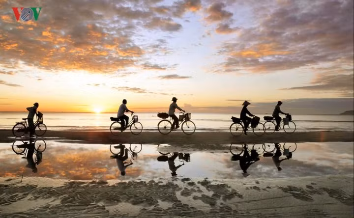  Du lịch biển đảo là lợi thế của Thanh Hóa, nổi tiếng với bờ biển đẹp, nước trong xanh, thiên nhiên thơ mộng. Du khách hãy khám phá biển Sầm Sơn (TP Sầm Sơn); Biển Hải Tiến (huyện Hoằng Hóa), Biển Hải Hòa và Bán đảo Nghi Sơn (huyện Tĩnh Gia)...