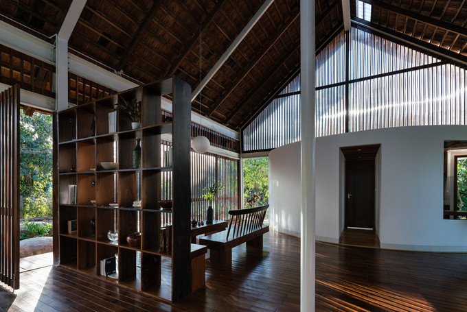 Hai bên đầu hồi là hai khối phòng chức năng riêng. Một bên là bếp và khu vực vệ sinh. Hai bên đầu hồi là hai khối phòng chức năng riêng. Một bên là bếp và khu vực vệ sinh.