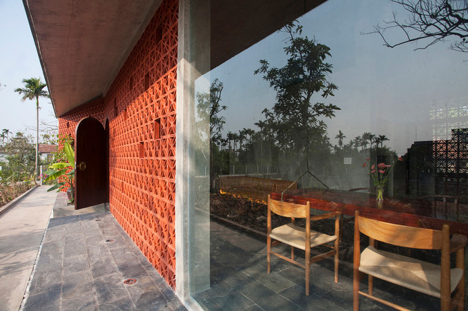 Trong những tháng ấm hơn, cửa kính được kéo lên, nối không gian trong nhà với mái hiên bên ngoài. Hay khi gia đình cần một không gian rộng hơn để cả nhà quây quần ăn tối bên chiếc bàn treo ngoài hiên, cửa kính cũng được mở ra. Trong những tháng ấm hơn, cửa kính được kéo lên, nối không gian trong nhà với mái hiên bên ngoài. Hay khi gia đình cần một không gian rộng hơn để cả nhà quây quần ăn tối bên chiếc bàn treo ngoài hiên, cửa kính cũng được mở ra.