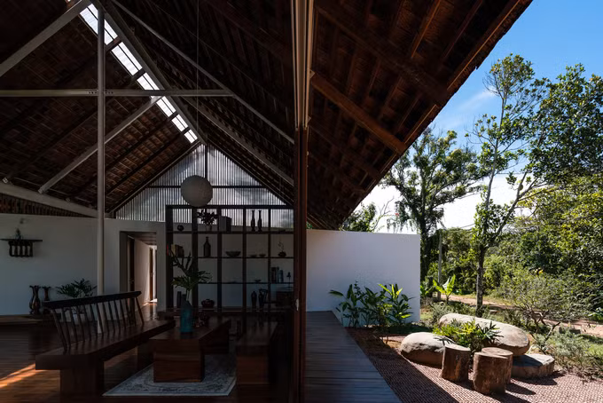 Không gian sinh hoạt chung này nằm chính giữa ngôi nhà, có giá trị kết nối các không gian riêng tư khác, cũng như kết nối trong nhà với ngoài trời.