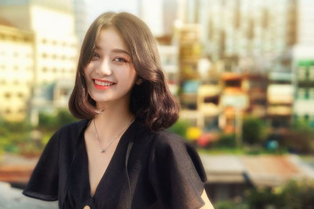 Cô gái đến từ Đắk Nông hiện đang theo học tại Đại học Mở TP HCM. Trước đó Linh từng giành được nhiều giải thưởng tại các cuộc thi sắc đẹp, nghệ thuật như: giải nhì toàn tỉnh cuộc thi Nữ sinh duyên dáng Đắk Nông; Giải Triển vọng cuộc thi văn nghệ cấp trường; Á quân cuộc thi Beauty Contest VietNam – Japan tại Cần Thơ tháng 11/2018… Nhật Linh cũng bật mí rằng cuối tháng 2 cô sẽ có chuyến đi sang đất nước Nhật Bản trong vai trò đại sứ văn hóa.