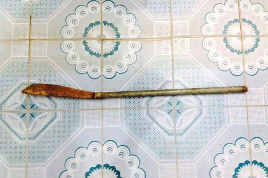 Con dao tự chế của đối tượng Năm bị cơ quan công an thu giữ.  Con dao tự chế của đối tượng Năm bị cơ quan công an thu giữ.