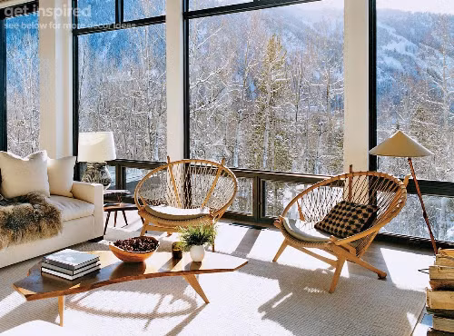 Ghế thư giãn Circle – The Circle Chair được thiết kế bằng vòng gỗ tròn kết hợp dây đan, dễ dàng di chuyển xung quanh nhờ hai bánh xe phía chân sau. Gia chủ có thể ngồi đọc sách, uống cà phê thư giãn tại nhà khi có thời gian rảnh rỗi.