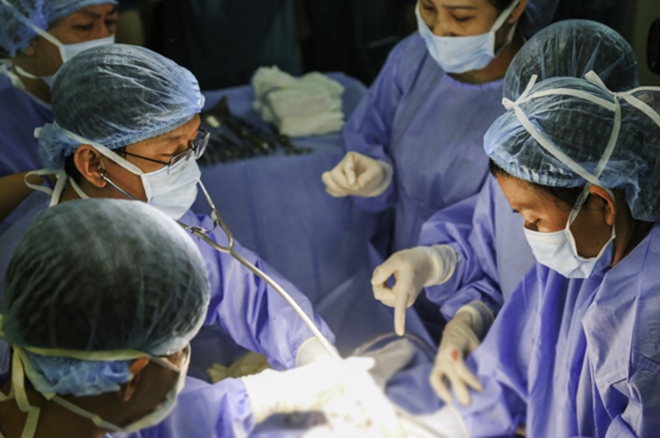 Các bác sĩ phẫu thuật xử trí ngoài tử cung trong lúc sinh