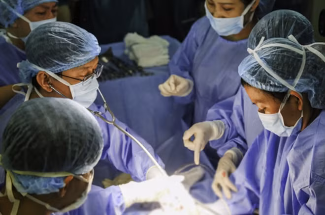 Các bác sĩ phẫu thuật xử trí ngoài tử cung trong lúc sinh