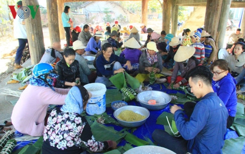 Người dân làng Plei Rơ hai-i, phường Lê Lợi, thành phố Kon Tum tập trung gói bánh chưng dưới Nhà rông của làng Người dân làng Plei Rơ hai-i, phường Lê Lợi, thành phố Kon Tum tập trung gói bánh chưng dưới Nhà rông của làng