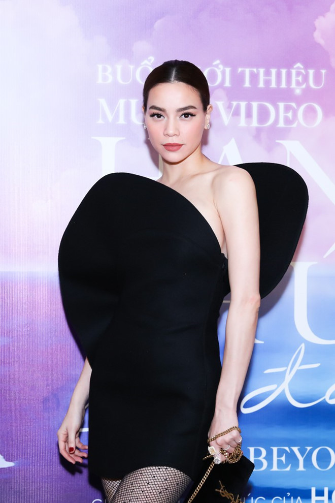  Hà Hồ mặc váy đẳng cấp hiệu Saint Laurent, với chi tiết nhúng bèo độc đáo trước ngực và sau lưng. Vì trang phục cầu kỳ, nữ ca sĩ chỉ chọn kiểu tóc rẽ ngôi giữa, layout make-up tông cam đất cho sự xuất hiện tuần qua. Trước đó, bộ cánh trị giá 300 triệu đồng này từng được Ngô Cẩn Ngôn và Cổ Lực Na Trát diện.