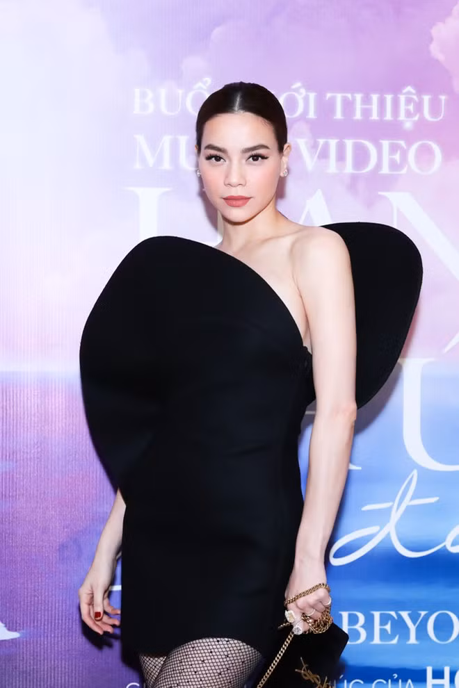  Hà Hồ mặc váy đẳng cấp hiệu Saint Laurent, với chi tiết nhúng bèo độc đáo trước ngực và sau lưng. Vì trang phục cầu kỳ, nữ ca sĩ chỉ chọn kiểu tóc rẽ ngôi giữa, layout make-up tông cam đất cho sự xuất hiện tuần qua. Trước đó, bộ cánh trị giá 300 triệu đồng này từng được Ngô Cẩn Ngôn và Cổ Lực Na Trát diện.