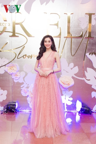 "Thần tiên tỷ tỷ" Thu Thảo diện chiếc đầm ren màu hồng nhẹ nhàng.