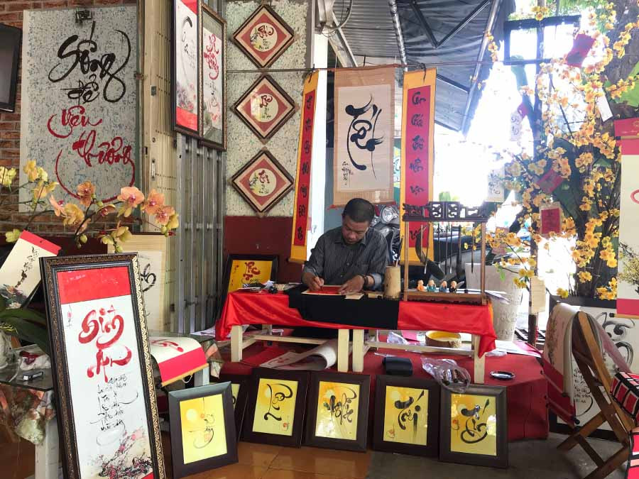  Không gian đậm chất nghệ thuật của CLB thư pháp chữ Việt Gia Lai tại buổi trưng bày. Ảnh: P.V