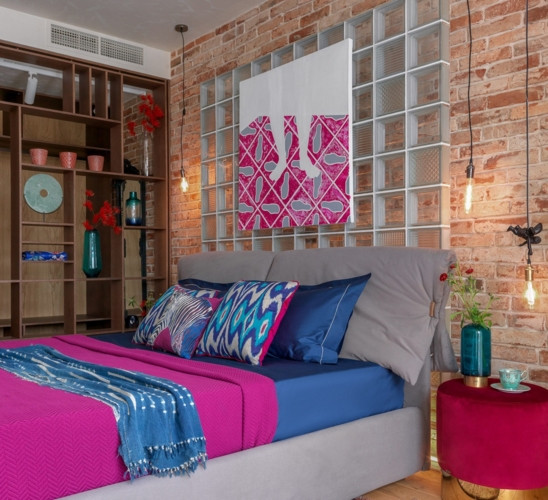 Ánh đèn điện nhẹ nhàng khiến không gian phòng ngủ trở nên ấm cúng hơn. 