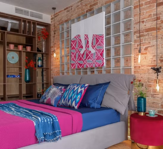 Ánh đèn điện nhẹ nhàng khiến không gian phòng ngủ trở nên ấm cúng hơn. 